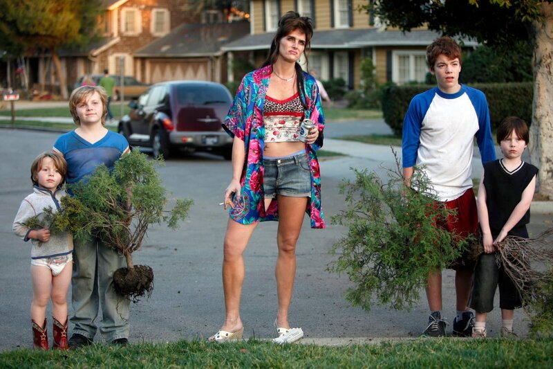 Der Apfel fällt nicht weit vom Stamm: Die Kinder der schrecklichen Nachbarin Rita (Brooke Shields, M.) sind genauso gemein wie die Mutter. Derrick (David Chandler, 2.v.l.), Rodney (Gabriel Basso, 2.v.r.) und Wade (ParkerBolek, r.) drangsalieren ständig die arme Sue. – Bild: American Broadcasting Companies, Inc.