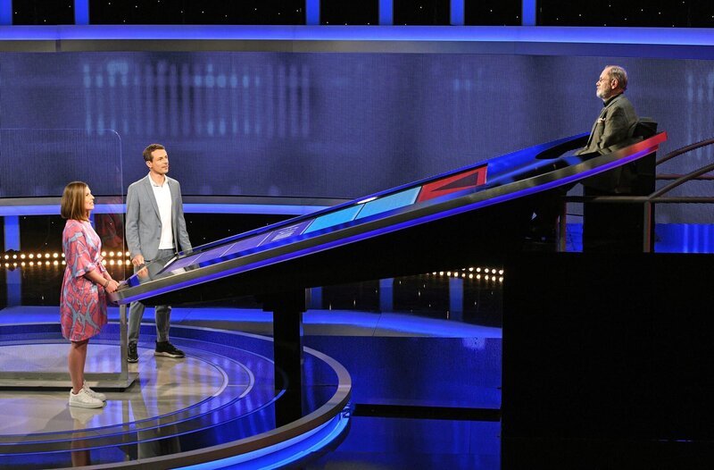 Moderator Alexander Bommes (2.v.l.) mit der Kandidatin Marieke Grußendorf (l.) und dem Jaeger Klaus Otto Nagorsnik (r.). – Bild: ARD/​Uwe Ernst