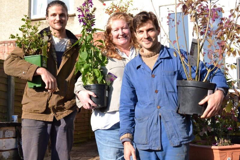 v.l.: David Rich, Charlie Dimmock, Harry Rich – Bild: RTL /​ Spun Gold and all3media international