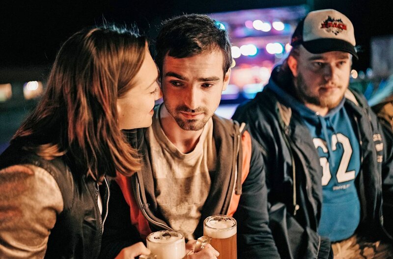 Unterstützt von seiner Freundin Isabella (Antonia Moretti) hat Paul (Aaron Hilmer) beschlossen, sein Leben endlich in die Hand zu nehmen. Während sie sich freut, ist er verunsichert und sein Freund Heiliger (Max Wolter) verblüfft.; ARD/​SWR WER OHNE SCHULD IST, „Fernsehfilm, Deutschland 2024“, am Mittwoch (23.10.24) um 20:15 Uhr im ERSTEN. Unterstützt von seiner Freundin Isabella (Antonia Moretti) hat Paul (Aaron Hilmer) beschlossen, sein Leben endlich in die Hand zu nehmen. Während sie sich freut, ist er verunsichert und sein Freund Heiliger (Max Wolter) verblüfft. © SWR/​Anita Krämer, honorarfrei – Verwendung gemäß der AGB im engen inhaltlichen, redaktionellen Zusammenhang mit genannter SWR-Sendung und bei Nennung „Bild: SWR/​Anita Krämer“ (S2). SWR Presse/​Bildkommunikation, Baden-Baden, Tel: 07221/​929⁠–⁠22202, foto@swr.de. – Bild: SWR/​Anita Krämer