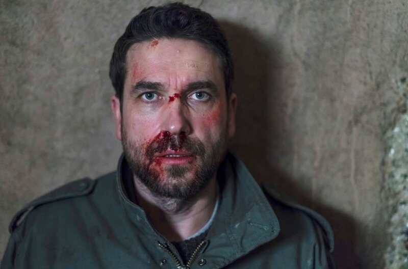 Bei ihren Nachforschungen trifft Alicja in ihrem Heimatort auf eine aufgeheizte Stimmung und auf einen Mann namens Marcin Schwartz (Marcin Dorocinski).; MDR FERNSEHEN KINO AUS OSTEUROPA: DUNKEL, FAST NACHT, „Ciemno, prawie noc“, am Samstag (26.10.24) um 01:40 Uhr. Ab 20.10.2024 in der ARD-Mediathek. Bei ihren Nachforschungen trifft Alicja in ihrem Heimatort auf eine aufgeheizte Stimmung und auf einen Mann namens Marcin Schwartz (Marcin Dorocinski). © MDR/Aurum Film/Adam Golec, honorarfrei – Verwendung gemäß der AGB im engen inhaltlichen, redaktionellen Zusammenhang mit genannter MDR-Sendung bei Nennung „Bild: MDR/Aurum Film/Adam Golec“ (S2+). MDR/HA Kommunikation, 04360 Leipzig, Tel: (0341) 300 6477 oder – 6463 – Bild: MDR/Aurum Film/Adam Golec Bei ihren Nachforschungen trifft Alicja in ihrem Heimatort auf eine aufgeheizte Stimmung und auf einen Mann namens Marcin Schwartz (Marcin Dorocinski).; MDR FERNSEHEN KINO AUS OSTEUROPA: DUNKEL, FAST NACHT, „Ciemno, prawie noc“, am Samstag (26.10.24) um 01:40 Uhr. Ab 20.10.2024 in der ARD-Mediathek. Bei ihren Nachforschungen trifft Alicja in ihrem Heimatort auf eine aufgeheizte Stimmung und auf einen Mann namens Marcin Schwartz (Marcin Dorocinski). © MDR/Aurum Film/Adam Golec, honorarfrei – Verwendung gemäß der AGB im engen inhaltlichen, redaktionellen Zusammenhang mit genannter MDR-Sendung bei Nennung „Bild: MDR/Aurum Film/Adam Golec“ (S2+). MDR/HA Kommunikation, 04360 Leipzig, Tel: (0341) 300 6477 oder – 6463 – Bild: MDR/Aurum Film/Adam Golec