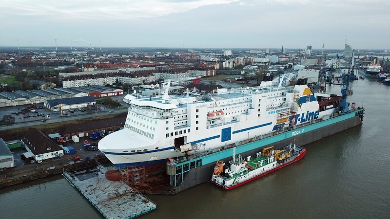Die Peter Pan während der Umbauarbeiten im Dock 5 der Bremerhavener Werft. – Bild: Maximus Film GmbH
