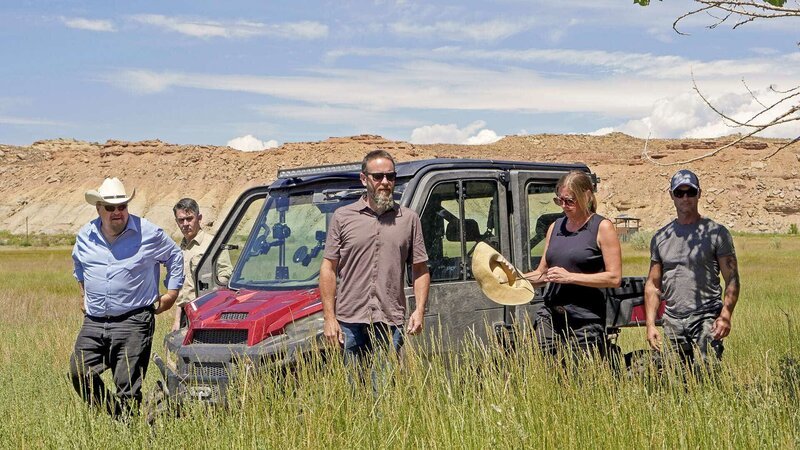 Erik Bard (2.v.l.), Tom Lewis (m.), Kandus Linde (2.v.r.) – Bild: THE HISTORY CHANNEL /​ A+E Networks