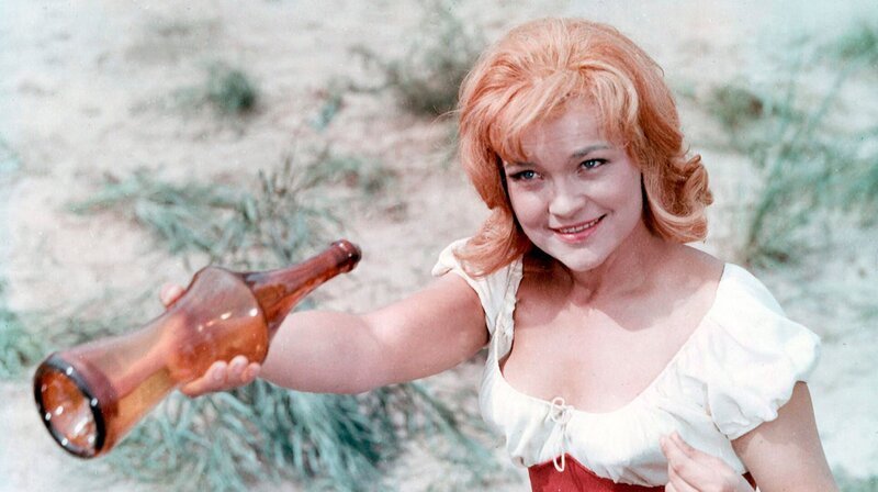 Nur die hübsche Katrin (Eva-Maria Hagen), ein Mädchen aus dem Volk, hat ein Herz für die beiden Gesellen.; MDR FERNSEHEN ZUM 90. GEBURTSTAG VON EVA-MARIA HAGEN: DAS KLEID, am Freitag (18.10.24) um 00:00 Uhr. Nur die hübsche Katrin (Eva-Maria Hagen), ein Mädchen aus dem Volk, hat ein Herz für die beiden Gesellen. © MDR/PROGRESS FILMVERLEIH/Eberhard Daßdorf, honorarfrei – Verwendung gemäß der AGB im engen inhaltlichen, redaktionellen Zusammenhang mit genannter MDR-Sendung bei Nennung „Bild: MDR/PROGRESS FILMVERLEIH/Eberhard Daßdorf“ (S2). MDR/HA Kommunikation, 04360 Leipzig, Tel: (0341) 300 6477 oder – 6463 – Bild: Eberhard Daßdorf Nur die hübsche Katrin (Eva-Maria Hagen), ein Mädchen aus dem Volk, hat ein Herz für die beiden Gesellen.; MDR FERNSEHEN ZUM 90. GEBURTSTAG VON EVA-MARIA HAGEN: DAS KLEID, am Freitag (18.10.24) um 00:00 Uhr. Nur die hübsche Katrin (Eva-Maria Hagen), ein Mädchen aus dem Volk, hat ein Herz für die beiden Gesellen. © MDR/PROGRESS FILMVERLEIH/Eberhard Daßdorf, honorarfrei – Verwendung gemäß der AGB im engen inhaltlichen, redaktionellen Zusammenhang mit genannter MDR-Sendung bei Nennung „Bild: MDR/PROGRESS FILMVERLEIH/Eberhard Daßdorf“ (S2). MDR/HA Kommunikation, 04360 Leipzig, Tel: (0341) 300 6477 oder – 6463 – Bild: Eberhard Daßdorf