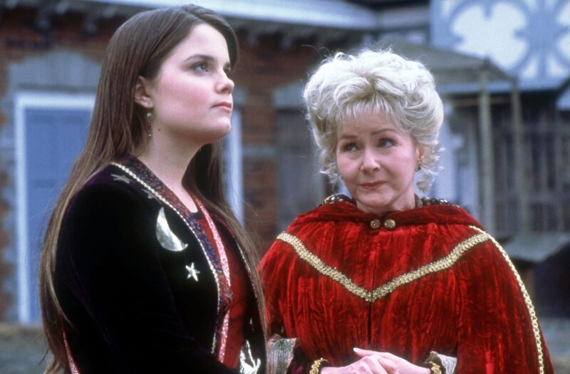Nach und nach entdecken Marnie (Kimberly J. Brown, l.) und ihre Großmutter Aggie (Debbie Reynolds, r.), dass auf Halloweentown ein böser Zauber liegt … – Bild: Disney Channel Nach und nach entdecken Marnie (Kimberly J. Brown, l.) und ihre Großmutter Aggie (Debbie Reynolds, r.), dass auf Halloweentown ein böser Zauber liegt … – Bild: Disney Channel
