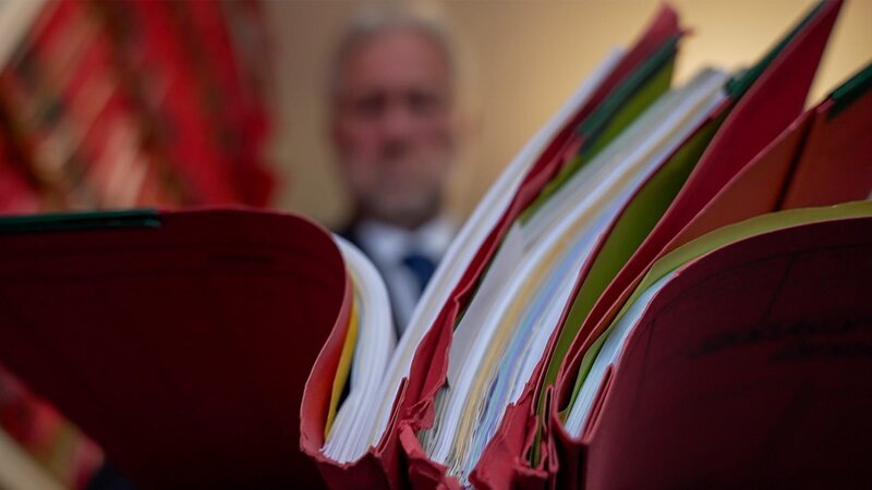 Immer wieder studiert Oberstaatsanwalt Feldkamp die Akten zum Cold Case Elke S. Denn Mord verjährt nie. – Bild: ZDF und Sven Wöbbeking