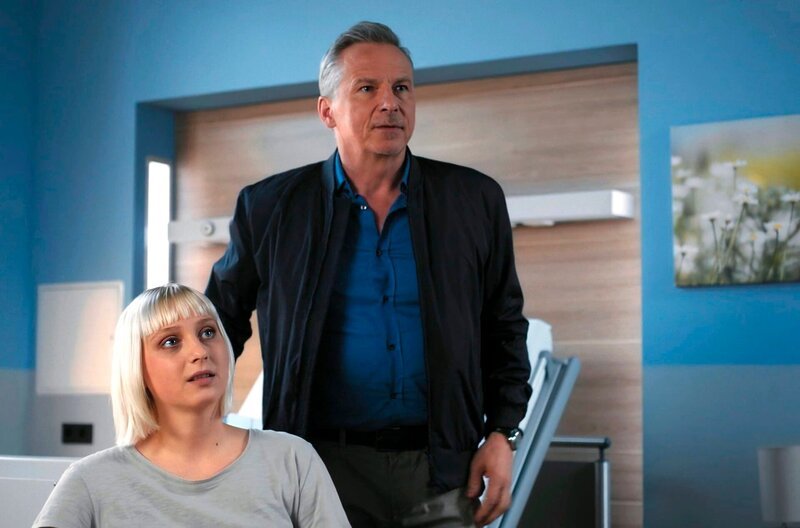 Sanna Wieland (Linda Rohrer) und ihr Vater Paul Wieland (David Bunners) im Aufklärungsgespräch mit Dr. Lindner. – Bild: ARD/​Jens-Ulrich Koch
