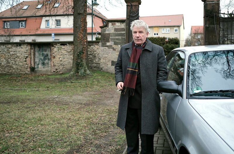 Jens (Jörg Schüttauf), der Bürgermeister des Städtchens, will das alte Kinderheim an einen Investor verkaufen. Wie er Gudrun von dieser Idee überzeugen kann, das weiß er jedoch nicht. – Bild: MDR/if … Productions/Erik Mosoni Jens (Jörg Schüttauf), der Bürgermeister des Städtchens, will das alte Kinderheim an einen Investor verkaufen. Wie er Gudrun von dieser Idee überzeugen kann, das weiß er jedoch nicht. – Bild: MDR/if … Productions/Erik Mosoni