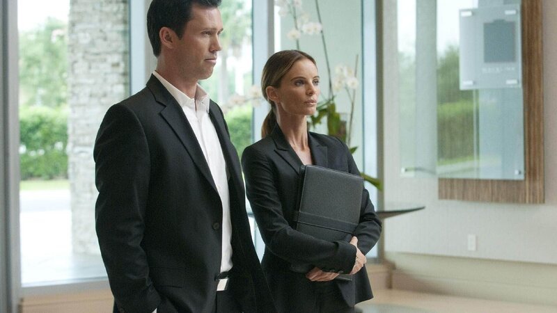 Michael (Jeffrey Donovan) und Fiona (Gabrielle Anwar) haben einen neuen Auftrag an Land gezogen: Ein Freund eines Freundes fälscht hochwertige Luxusgüter, doch nun versucht sein letzter unbekannter Auftraggeber, ihn umzubringen. – Bild: RTL /​ Twentieth Century Fox Film Corporation