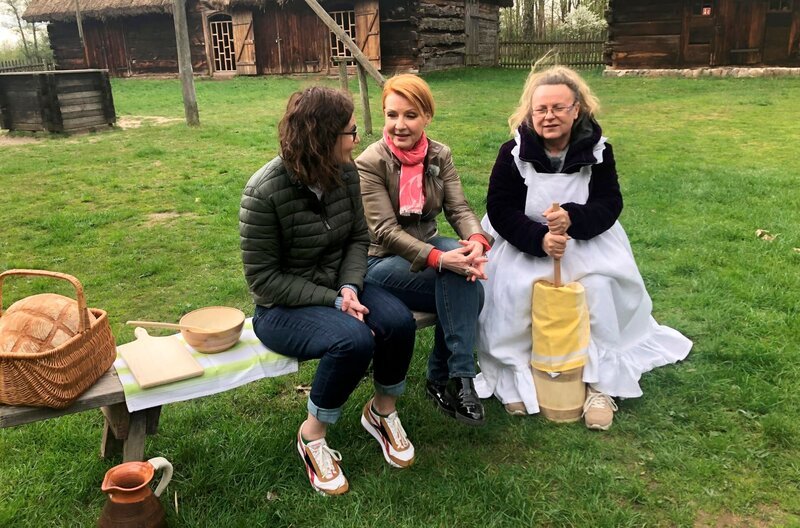 In Ochla (Ochelshermsdorf), das heute nach Eingemeindung zu Zielona Góra gehört, stehen viele über 300 Jahre alte Bauerngehöfte. In dieser malerischen Umgebung buttert Ursula für unsere Moderatorinnen frischen Brotaufstrich. – Bild: MDR/René Römer In Ochla (Ochelshermsdorf), das heute nach Eingemeindung zu Zielona Góra gehört, stehen viele über 300 Jahre alte Bauerngehöfte. In dieser malerischen Umgebung buttert Ursula für unsere Moderatorinnen frischen Brotaufstrich. – Bild: MDR/René Römer