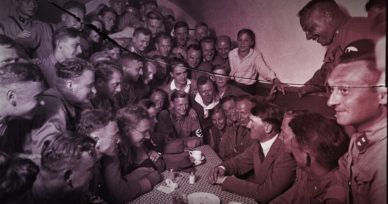 1923 ist die NSDAP auf 55 000 Mitglieder angewachsen, ihr Parteivorsitzender Adolf Hitler inszeniert sich als starker Mann der rechtsextremen Szene. Doch was führt er im Schilde? – Bild: Tobias Lenz