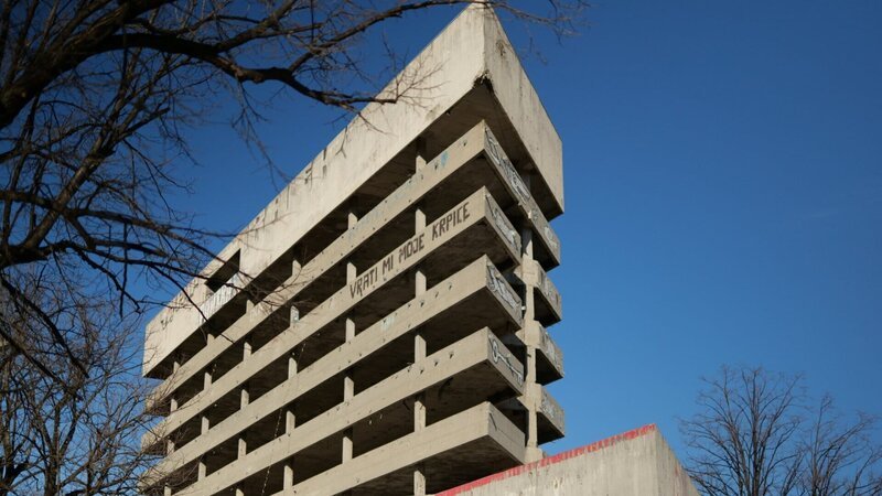 Das Bank-Hochhaus von Mostar steht seit 1995 leer. Pläne für eine Weiternutzung durch die Regierung Bosniens werden immer wieder verschoben. – Bild: ZDF und Florian Dedio
