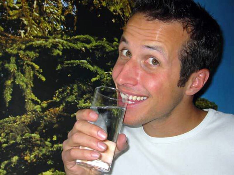 Willi Weitzel mit einem Glas Wasser. Wie selbstverständlich drehen wir Tag für Tag viele Male einen Wasserhahn auf, aber wo kommt das Trinkwasser eigentlich her? Willi will’s wissen und macht sich auf den Weg zu den Münchner Stadtwerken. – Bild: Bayerischer Rundfunk/​megaherz gmbh
