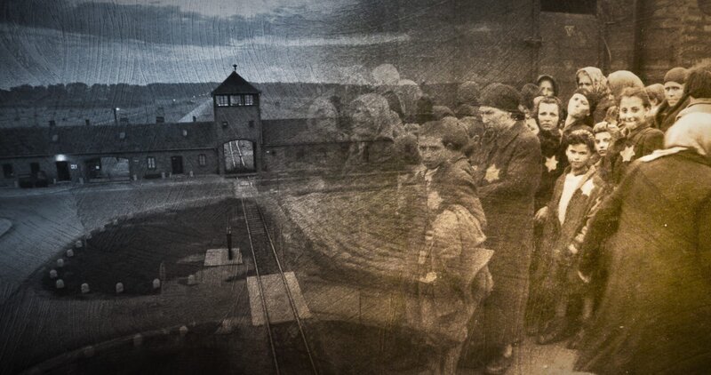Der Holocaust wird grausame Wirklichkeit. Gleichzeitig gerät Hitlers Reich immer mehr in Rückstand zur industriellen Macht seiner Gegner. Mit der Furcht vor der deutschen Niederlage wächst auch das Wissen um die Verbrechen, die von Deutschen begangen werden. – Bild: ZDF und Tobias Lenz