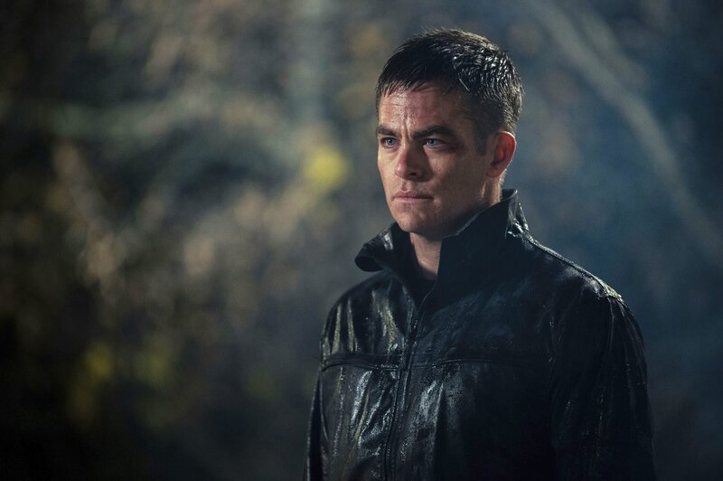 James (Chris Pine) rechnet mit seinem Auftraggeber ab. – Bild: ZDF und Leonine Studios