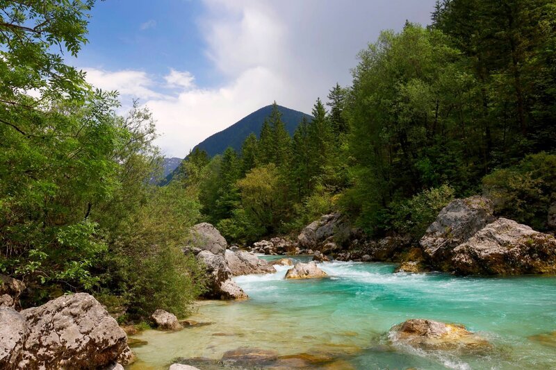 Stockfotografie Velika Korita oder Große Schlucht des Flusses Soca, Bovec, Slowenien. Schöne lebhafte türkisfarbene Stromschnellen des Flusses, die durch eine von Wald umgebene Schlucht fließen. – Bild: depositphotos