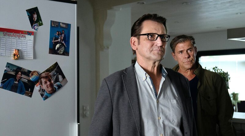 Finn (Sven Martinek, r.) und Lars (Ingo Naujoks, r.) sprechen mit einem frustrierten Joachim Schreiber. – Bild: ARD/​Marion von der Mehden