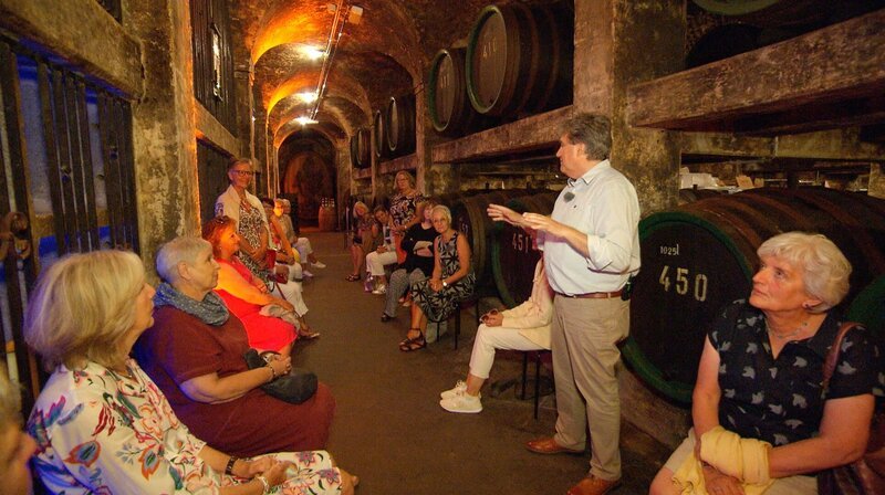Tausende von Besucher*innen bewundern jedes Jahr die Weinschätze im legendären Ratskeller. – Bild: NDR/​Kinescope Film