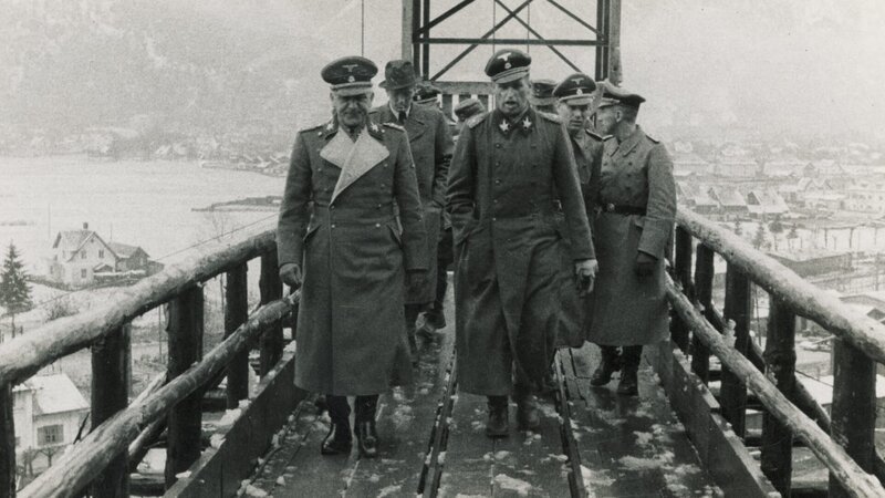 SS-General Hans Kammler (M.) auf dem Weg in eine rüstungstechnische Anlage bei Ebensee. – Bild: Honorarfrei – nur für diese Sendung bei Nennung ZDF und AFHRA Maxwell Airforce Base Archiv.