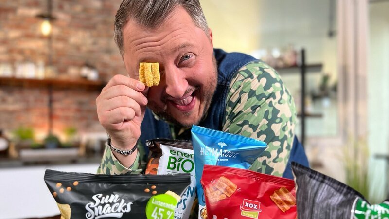 Wie gut sind Linsenchips, und was steckt eigentlich drin? Produktentwickler Sebastian Lege zeigt, ob Chips aus Linsen eine echte Alternative zu Kartoffelchips sein können. – Bild: Tugay Tumay