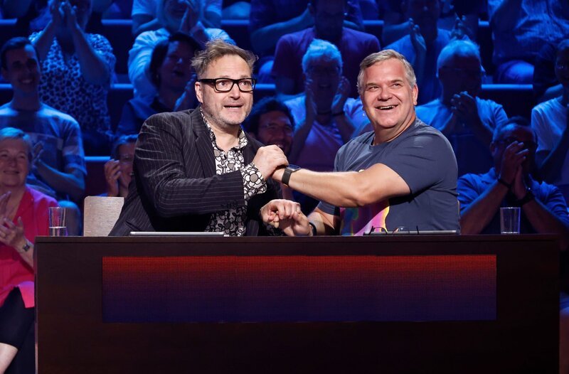 Rateteam-Kapitän Elton (r.) mit Comedian Paul Panzer (l.). – Bild: ARD/​Morris Mac Matzen