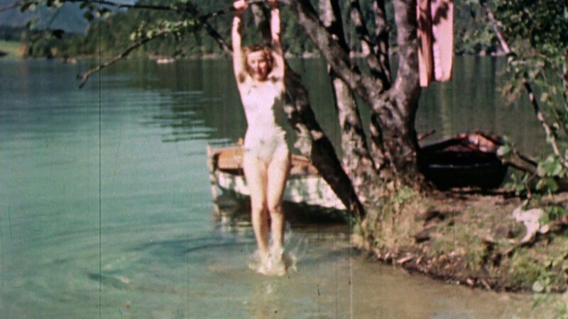 Eva Braun beim Baden. – Bild: ZDFinfo