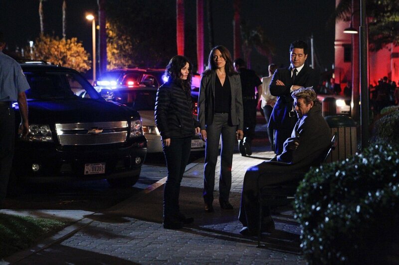 In letzter Sekunde gelingt es Fischer (Emily Swallow, l.), Lisbon (Robin Tunney, 2.v.l.) und Cho (Tim Kang, 2.v.r.) ihren Kollegen Patrick Jane (Simon Baker, r.) zu retten. Kann der Täter entkommen? – Bild: Warner Bros. Television