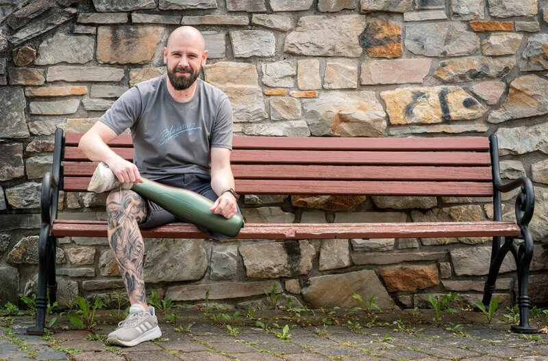 Für Steven Leisler war die Beinamputation die richtige Entscheidung.; hr-fernsehen BEIN AB? FUER MICH DIE BESTE ENTSCHEIDUNG, Ein Film von Kristin Fröhlich, am Montag (28.10.24) um 21:00 Uhr. Für Steven Leisler war die Beinamputation die richtige Entscheidung. © HR/Patrick Hummel, honorarfrei – Verwendung gemäß der AGB im engen inhaltlichen, redaktionellen Zusammenhang mit genannter HR-Sendung bei Nennung „Bild: HR/Patrick Hummel“ (S2). HR/Pressestelle, Tel: 069/155–4954 – Bild: HR/Patrick Hummel Für Steven Leisler war die Beinamputation die richtige Entscheidung.; hr-fernsehen BEIN AB? FUER MICH DIE BESTE ENTSCHEIDUNG, Ein Film von Kristin Fröhlich, am Montag (28.10.24) um 21:00 Uhr. Für Steven Leisler war die Beinamputation die richtige Entscheidung. © HR/Patrick Hummel, honorarfrei – Verwendung gemäß der AGB im engen inhaltlichen, redaktionellen Zusammenhang mit genannter HR-Sendung bei Nennung „Bild: HR/Patrick Hummel“ (S2). HR/Pressestelle, Tel: 069/155–4954 – Bild: HR/Patrick Hummel