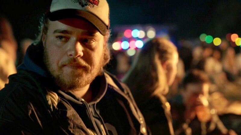 Fridolin Heiliger (Max Wolter) beim jährlichen Fest im Dorf.; ARD/SWR WER OHNE SCHULD IST, „Fernsehfilm, Deutschland 2024“, am Mittwoch (23.10.24) um 20:15 Uhr im ERSTEN. Fridolin Heiliger (Max Wolter) beim jährlichen Fest im Dorf. © SWR, honorarfrei – Verwendung gemäß der AGB im engen inhaltlichen, redaktionellen Zusammenhang mit genannter SWR-Sendung und bei Nennung „Bild: SWR“ (S2). SWR Presse/Bildkommunikation, Baden-Baden, Tel: 07221/929–22202, foto@swr.de. – Bild: SWR Fridolin Heiliger (Max Wolter) beim jährlichen Fest im Dorf.; ARD/SWR WER OHNE SCHULD IST, „Fernsehfilm, Deutschland 2024“, am Mittwoch (23.10.24) um 20:15 Uhr im ERSTEN. Fridolin Heiliger (Max Wolter) beim jährlichen Fest im Dorf. © SWR, honorarfrei – Verwendung gemäß der AGB im engen inhaltlichen, redaktionellen Zusammenhang mit genannter SWR-Sendung und bei Nennung „Bild: SWR“ (S2). SWR Presse/Bildkommunikation, Baden-Baden, Tel: 07221/929–22202, foto@swr.de. – Bild: SWR