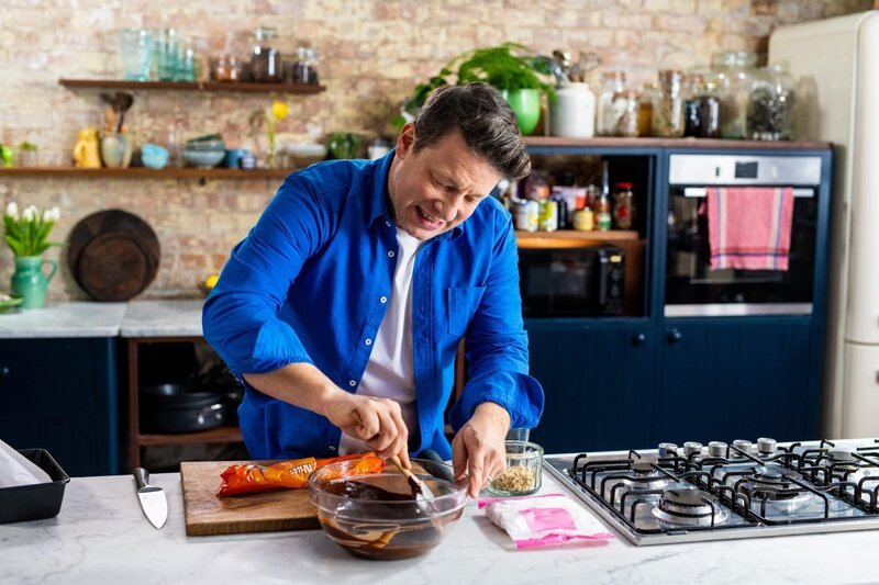 Jamie Oliver. – Bild: ORF/​Fremantle/​© 2023 Jamie Oliver Enterprises Ltd/​Paul Stuart