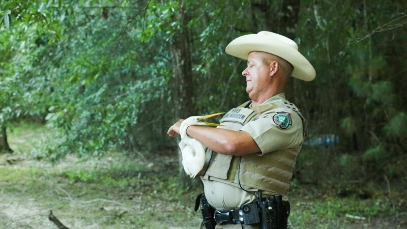 Mike Boone examining a crane for injuries. – Bild: Tony Carter /​ Animal Planet /​ Discovery Communications, LLC