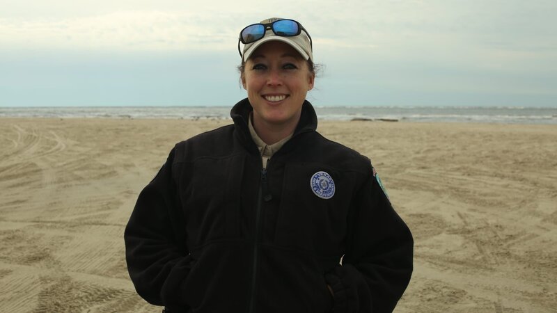 Jennifer Provaznik smiling on the beach. – Bild: Animal Planet /​ Discovery Communications, LLC