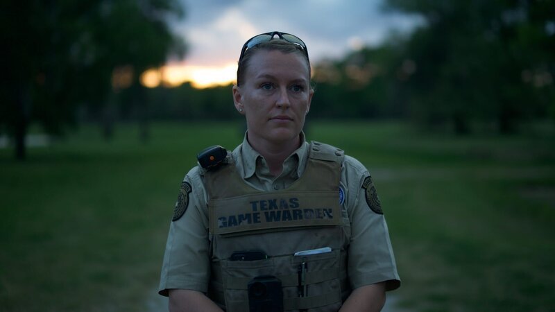 Shot of Game Warden Lauren Iles. – Bild: Dakota Morrissiey /​ Tony Carter /​ Animal Planet /​ Discovery Communications, LLC