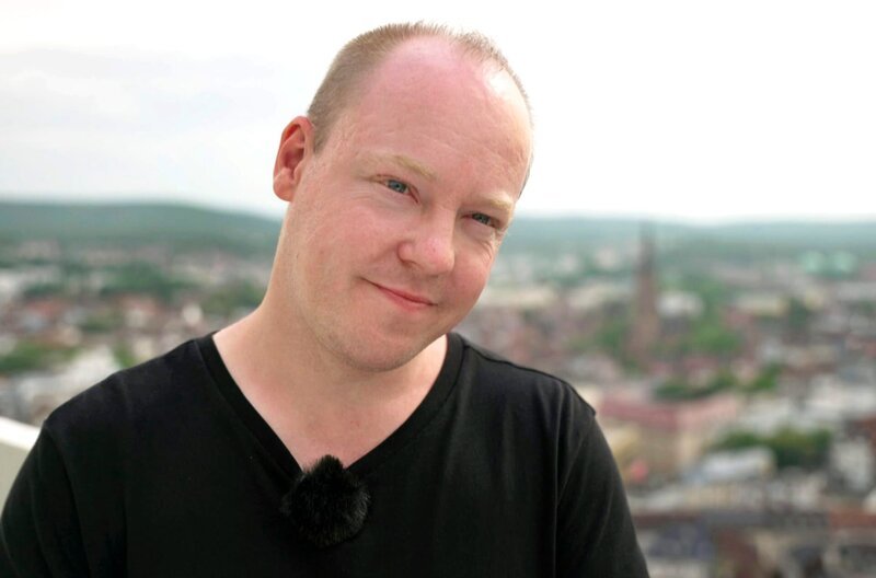 Christian Baron ist immer wieder in seiner Heimatstadt Kaiserlautern. Hier besucht er seine Geschwister und seine Tante – und ist auch auf dem Betze zu finden, wenn sein Verein spielt.; SWR EIN MANN SEINER KLASSE – DIE DOKU, am Freitag (01.11.24) um 21:45 Uhr im SWR. Christian Baron ist immer wieder in seiner Heimatstadt Kaiserlautern. Hier besucht er seine Geschwister und seine Tante – und ist auch auf dem Betze zu finden, wenn sein Verein spielt. © SWR, honorarfrei – Verwendung gemäß der AGB im engen inhaltlichen, redaktionellen Zusammenhang mit genannter SWR-Sendung bei Nennung „Bild: SWR“ (S2+). SWR Presse/​Bildkommunikation, Baden-Baden, Tel: 07221/​929–23876, foto@swr.de – Bild: SWR