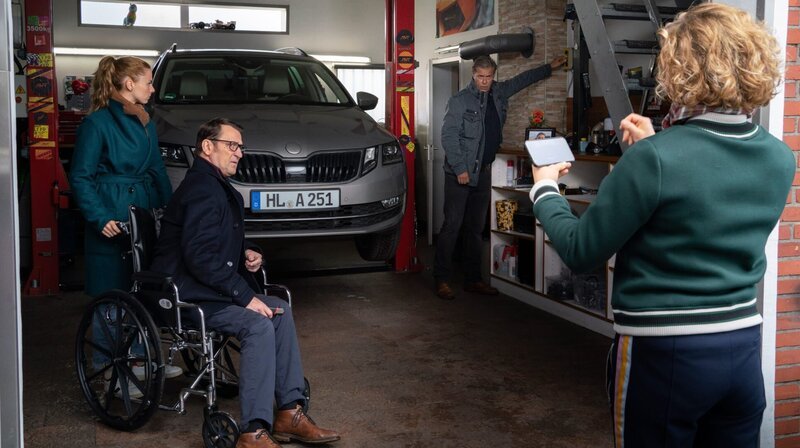 Bei einem illegalen Autorennen kommt der junge Raser Mirko Weber ums Leben. Sein Wagen wird bei hoher Geschwindigkeit aus der Kurve geschleudert und kracht ungebremst in ein Waldstück. Die Lübecker Kommissare ermitteln wegen Mord, V.l.n.r. Nina (Julia E. Lenska), Lars (Ingo Naujoks), Finn (Sven Martinek), Tomke Jennsen (Anjorka Strechel) – Bild: ARD/​Georges Pauly
