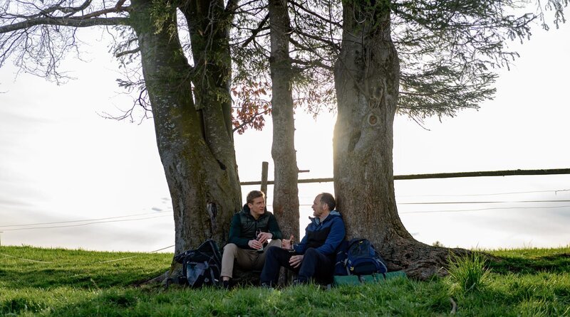 ARD STURM DER LIEBE FOLGE 4309, Vincent (Martin Walde, l.) ist fassungslos, als Markus (Timo Ben Schöfer, r.) zögernd die Intrige gegen ihn offenbart. – Bild: ARD/​WDR/​Christof Arnold