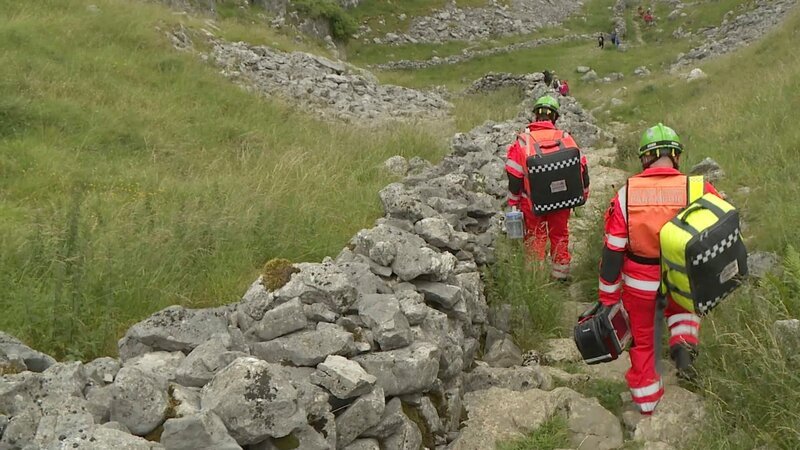 Sam McCreesh und Gavin McCune beim Spaziergang in der Malham Cove. – Bild: Discovery Communications LLC.