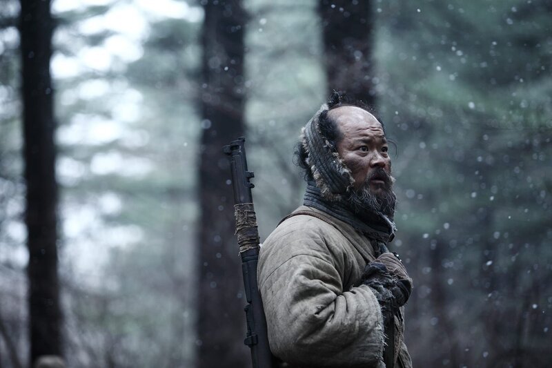 Chil-goo (Kim Sang-ho) begleitet Seok bei der Jagd. – Bild: BR, 2024 Pandastorm Pictures Gmb /​ ZDF und BR