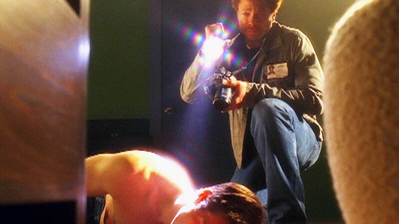 Warrick (Gary Dourdan, oben) wird zu einem Tatort gerufen. In einem Hotelzimmer wurde der Polizist Manny Senteno (Brian D. Johnson, lieg.) und eine Frau tot aufgefunden. Alles sieht nach Mord mit anschließendem Selbstmord aus, doch einige Details sprechen dagegen … – Bild: TVNOW /​ CBS