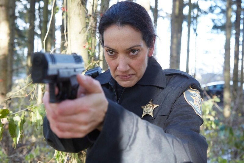 Officer Hazel zielt mit ihrer Waffe in den Wald. – Bild: RTL /​ Saloon Media