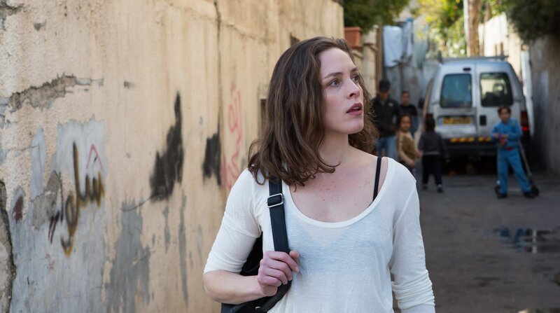 Sara Stein (Katharina Lorenz) bummelt durch Jerusalem. – Bild: ARD Degeto/​BR/​Itiel Zion