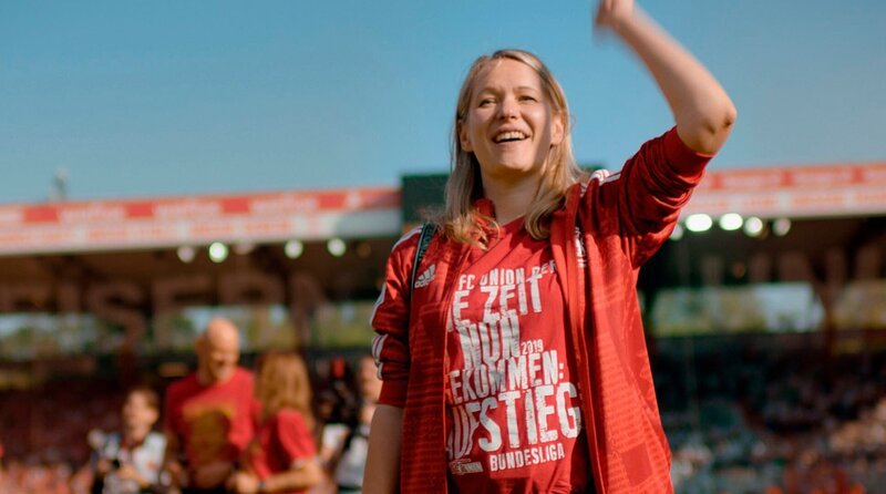 In ihrem bewegenden Film begleitet Annekatrin Hendel den 1.FC Union Berlin fast zwei Jahre hautnah auf seinem triumphalen Weg, der ihn bis in die Champions League führt. Der Film ist ein emotionales Stück Fußballgeschichte und erzählt vom heiklen Balanceakt zwischen erstklassigem Bundesliga-Profifußball und einer Bodenhaftung, die den einstigen Ost-Berliner „Arbeiterverein“ bis heute ausmacht. – Stefanie Vogler ist die Leiterin für Vertriebskommunikation. – Bild: rbb/WDR/VP/IT WORKS! In ihrem bewegenden Film begleitet Annekatrin Hendel den 1.FC Union Berlin fast zwei Jahre hautnah auf seinem triumphalen Weg, der ihn bis in die Champions League führt. Der Film ist ein emotionales Stück Fußballgeschichte und erzählt vom heiklen Balanceakt zwischen erstklassigem Bundesliga-Profifußball und einer Bodenhaftung, die den einstigen Ost-Berliner „Arbeiterverein“ bis heute ausmacht. – Stefanie Vogler ist die Leiterin für Vertriebskommunikation. – Bild: rbb/WDR/VP/IT WORKS!
