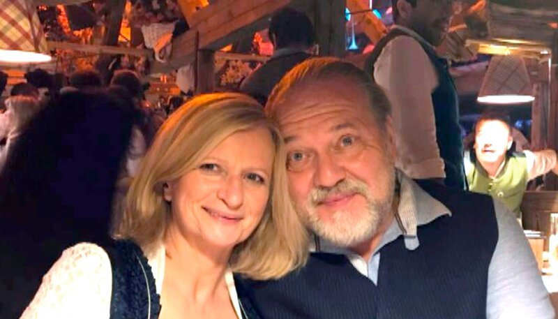 Schauspieler-Ehepaar Johanna Gastdorf (l) und Jan-Gregor Kremp auf dem Oktoberfest in München.; WDR Fernsehen UNSERE HERBSTGESCHICHTEN, „Von Erntedank, Wanderlust und Martinsgans“, Film von Heiko Schäfer, am Donnerstag (31.10.24) um 20:15 Uhr. Schauspieler-Ehepaar Johanna Gastdorf (l) und Jan-Gregor Kremp auf dem Oktoberfest in München. © WDR, honorarfrei – Verwendung gemäß der AGB im engen inhaltlichen, redaktionellen Zusammenhang mit genannter WDR-Sendung bei Nennung „Bild: WDR“ (S2+). WDR Kommunikation/Redaktion Bild, Köln, Tel: 0221/220 -7132 oder -7133, Fax: -777132, bildkommunikation@wdr.de – Bild: WDR Schauspieler-Ehepaar Johanna Gastdorf (l) und Jan-Gregor Kremp auf dem Oktoberfest in München.; WDR Fernsehen UNSERE HERBSTGESCHICHTEN, „Von Erntedank, Wanderlust und Martinsgans“, Film von Heiko Schäfer, am Donnerstag (31.10.24) um 20:15 Uhr. Schauspieler-Ehepaar Johanna Gastdorf (l) und Jan-Gregor Kremp auf dem Oktoberfest in München. © WDR, honorarfrei – Verwendung gemäß der AGB im engen inhaltlichen, redaktionellen Zusammenhang mit genannter WDR-Sendung bei Nennung „Bild: WDR“ (S2+). WDR Kommunikation/Redaktion Bild, Köln, Tel: 0221/220 -7132 oder -7133, Fax: -777132, bildkommunikation@wdr.de – Bild: WDR