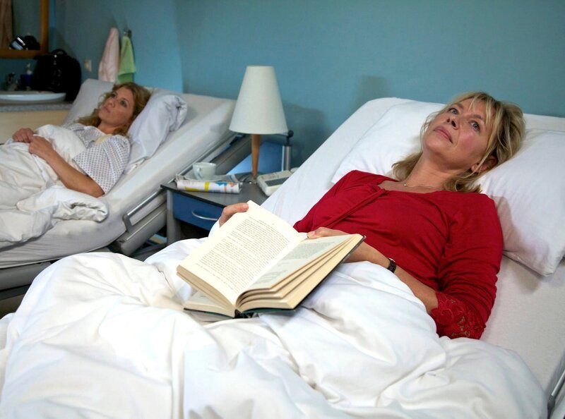 Wie das Schicksal es so will, landen zwei Frauen zusammen in einem Zimmer, die sich eigentlich spinnefeind sein müssten: Ute Lohmann (Theresa Hämer, rechts) und Anna Eisert (Fiona Coors). Allerdings weiß nur Anna, mit wem sie es zu tun hat und ist dementsprechend gehemmt und zurückhaltend. Ganz anders als Ute, die zu Anna schnell Sympathie aufbaut. – Bild: MDR/​Wernicke