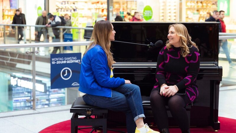 Im Hauptbahnhof, Leipzig: Hochzeitssängerin Melanie und Moderatorin Annika Lau. – Bild: Hauptbahnhof Leipzig /​ RTL /​ Hendrik Lüders