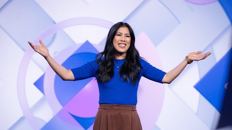 Mai Thi Nguyen-Kim moderiert in ihrer unvergleichlichen Weise die „MAITHINK X – Die Show“. In dieser Sendung beschäftigt sie sich mit dem Placeboeffekt. – Bild: ben knabe.