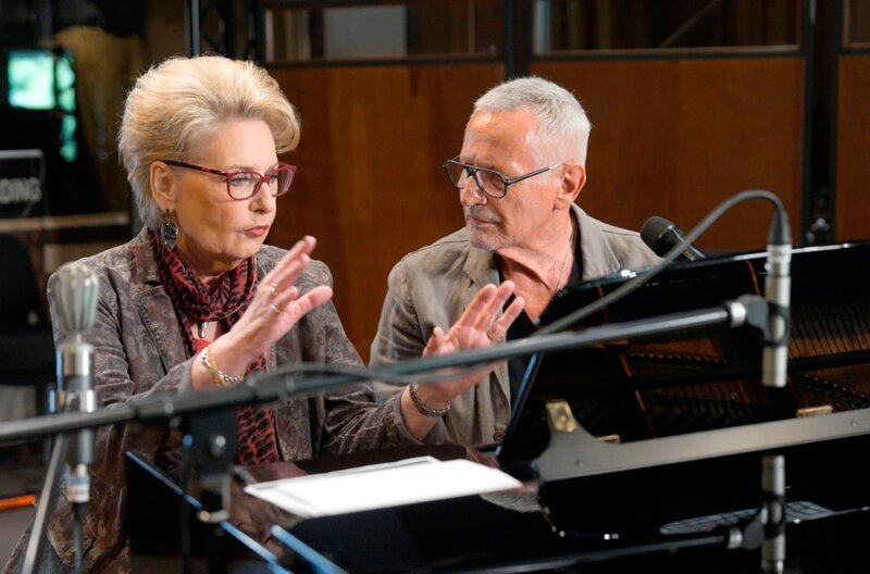  Doris Soffel mit ihrem Studienkollegen Konstantin Wecker am Klavier. – Bild: SWR