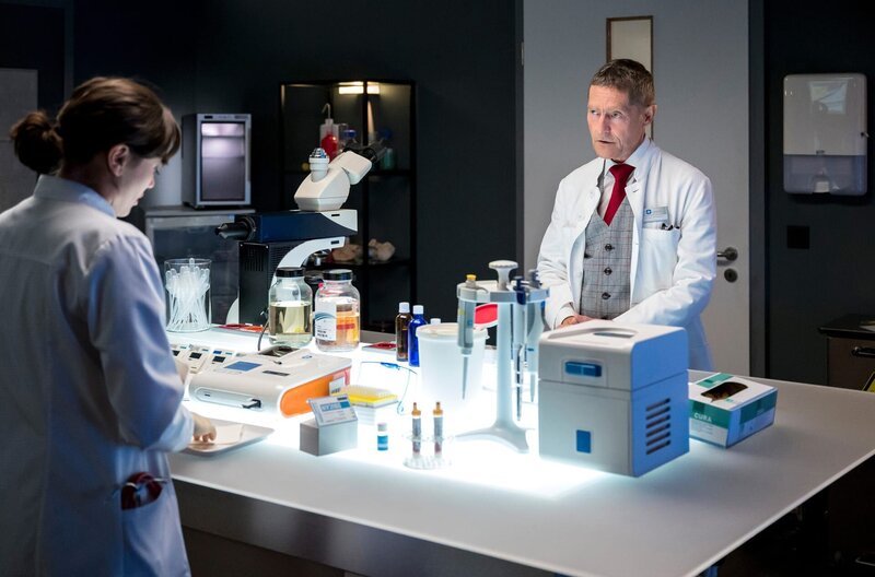 Dr. Kaminski (Udo Schenk, r.) wird aus der Sachsenklinik hinzugezogen. Ein spezieller Fall fordert ihn und Assistenzärztin Rebecca Krieger (Milena Straube, l.). – Bild: ARD/​Jens-Ulrich Koch