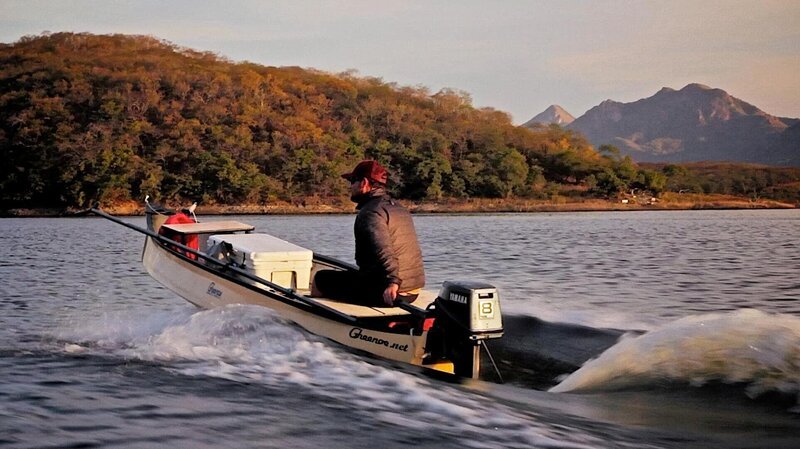 Chris travels alone in boat. – Bild: Discovery Communications