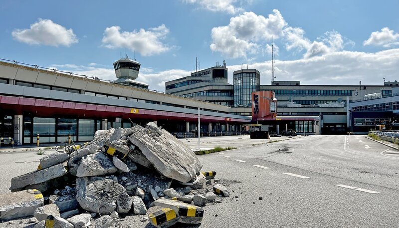 Seit drei Jahren außer Betrieb – Straßenarbeiten am ehemaligen TXL, der Flughafen Berlin-Tegel. – Bild: Silke Cölln Seit drei Jahren außer Betrieb – Straßenarbeiten am ehemaligen TXL, der Flughafen Berlin-Tegel. – Bild: Silke Cölln